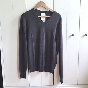 UNI QLO Men's Extra Fine Merino Wool V-Neck Sweater - Size M NWT